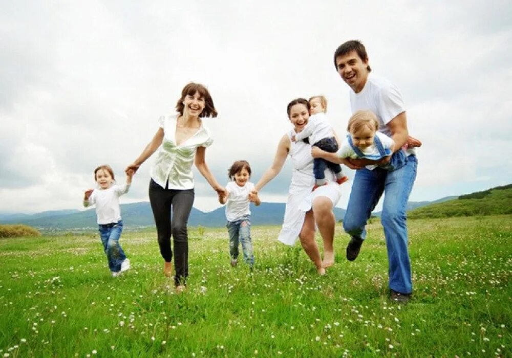 Образ семьи. Счастливая здоровая семья. Фотография семьи. Счастливая семья на природе.