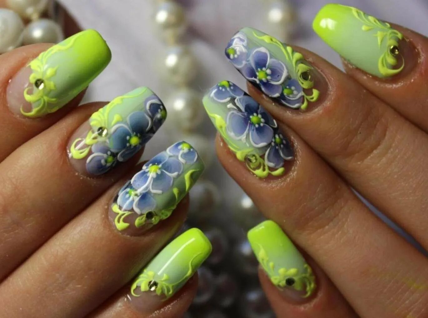 Салатовый маникюр с цветами. Весенние ногти. Яркие весенние ногти. Весенний дизайн ногтей.
