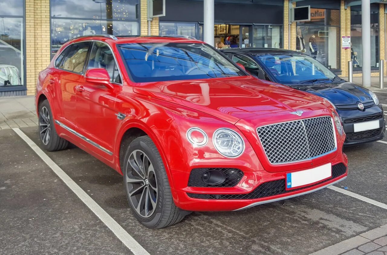 Автомобили от 10 миллионов рублей. Бентли Бентайга 2015. Bentley Bentayga. Бентли Бентайга 2022. Бентли Бентайга Чурин.