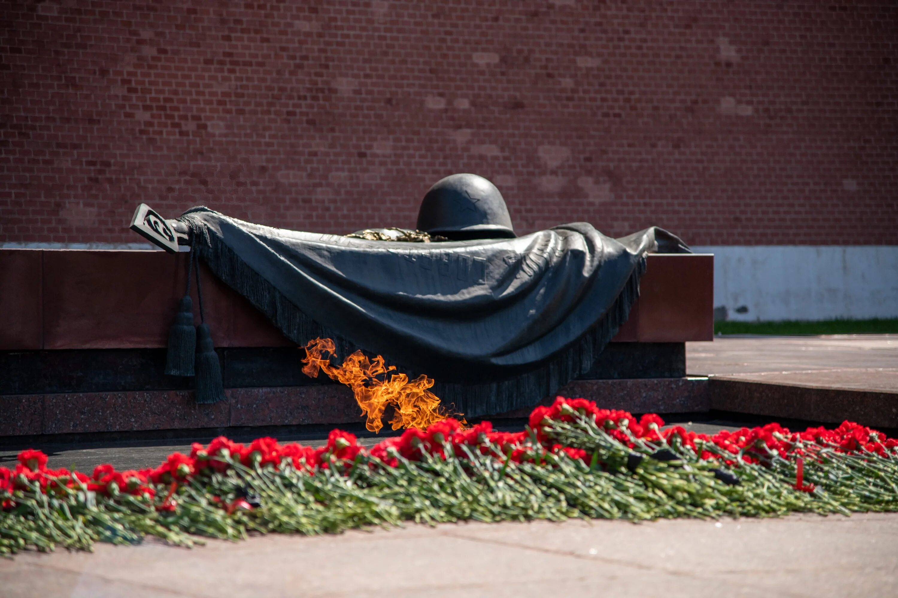 Неизвестный солдат картинки. Могила неизвестного солдата. Неизвестный солдат человек. Вечный огонь на могиле неизвестного солдата. Фотография неизвестного солдата.