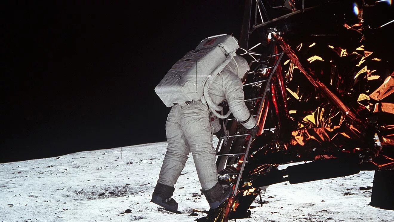 Нил армстронг на луне не правда. Что не так с нашей луной. Апполо 11 на луне. Лунный заговор мем. Разоблачение луны.