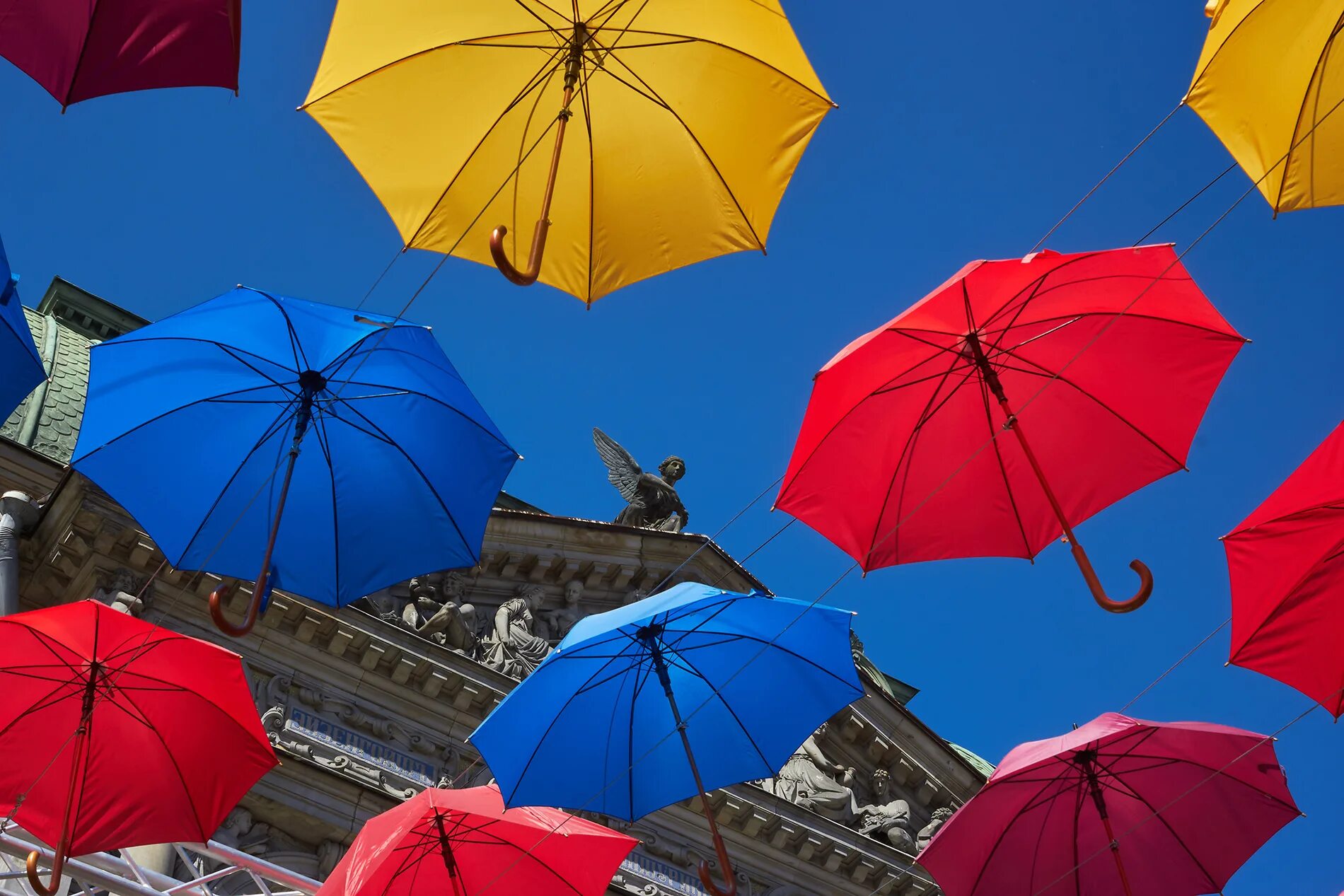 Красивые зонтики. Разноцветные зонтики. Красивый зонт. Яркий зонт. Яркий зонтик
