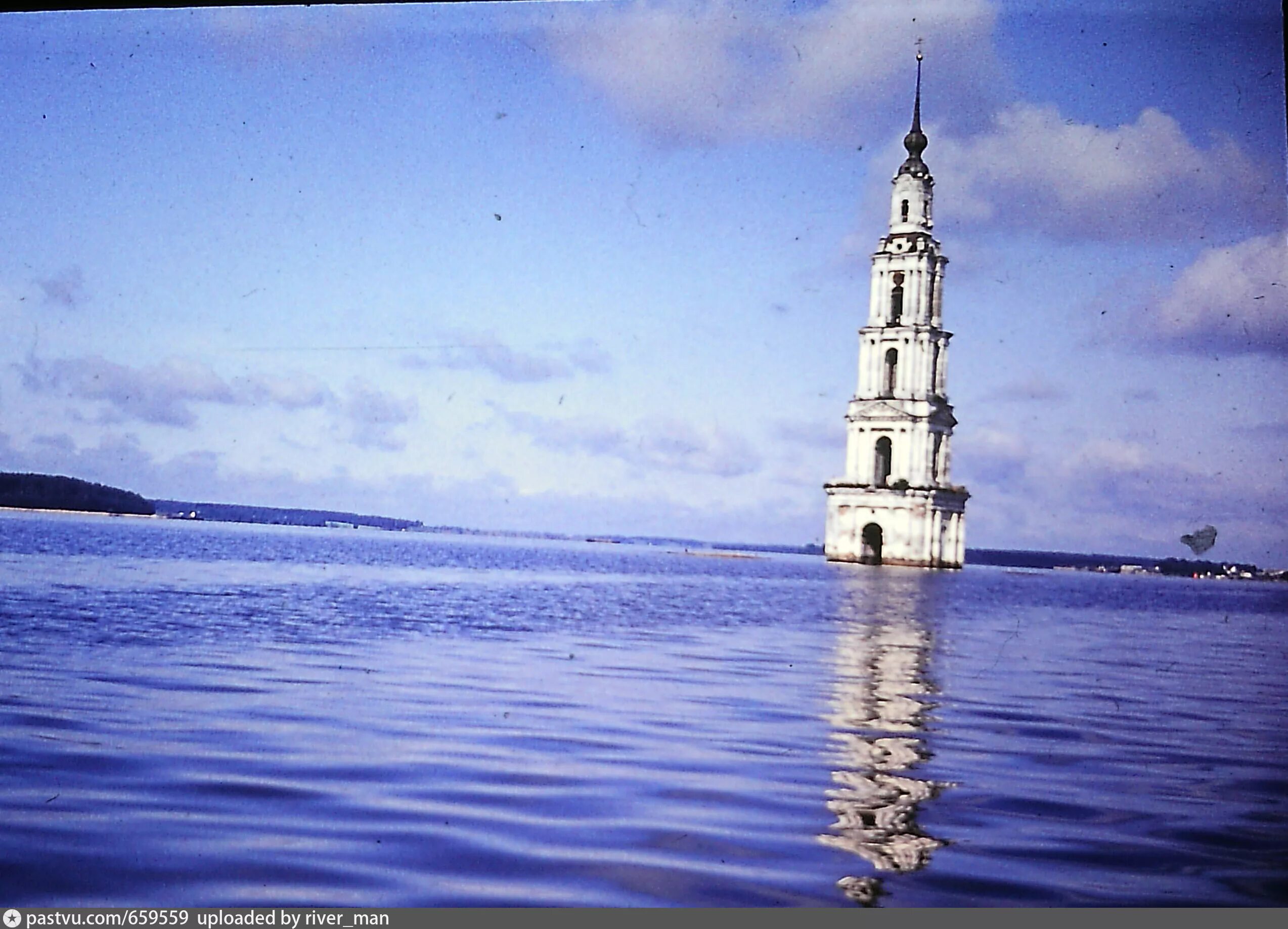 Калязинская колокольня Калязин. Колокольня Рыбинское водохранилище. Затопленная Церковь в Калязине. Калязинская колокольня водохранилище.