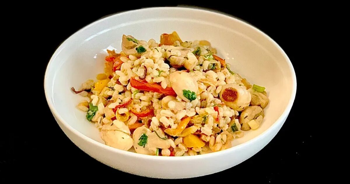 Перловка с овощами рецепты. Перловка с овощами. перловка с шампиньонами. жемчужная перловка с овощами. перловка с шампиньонами и пармезаном.