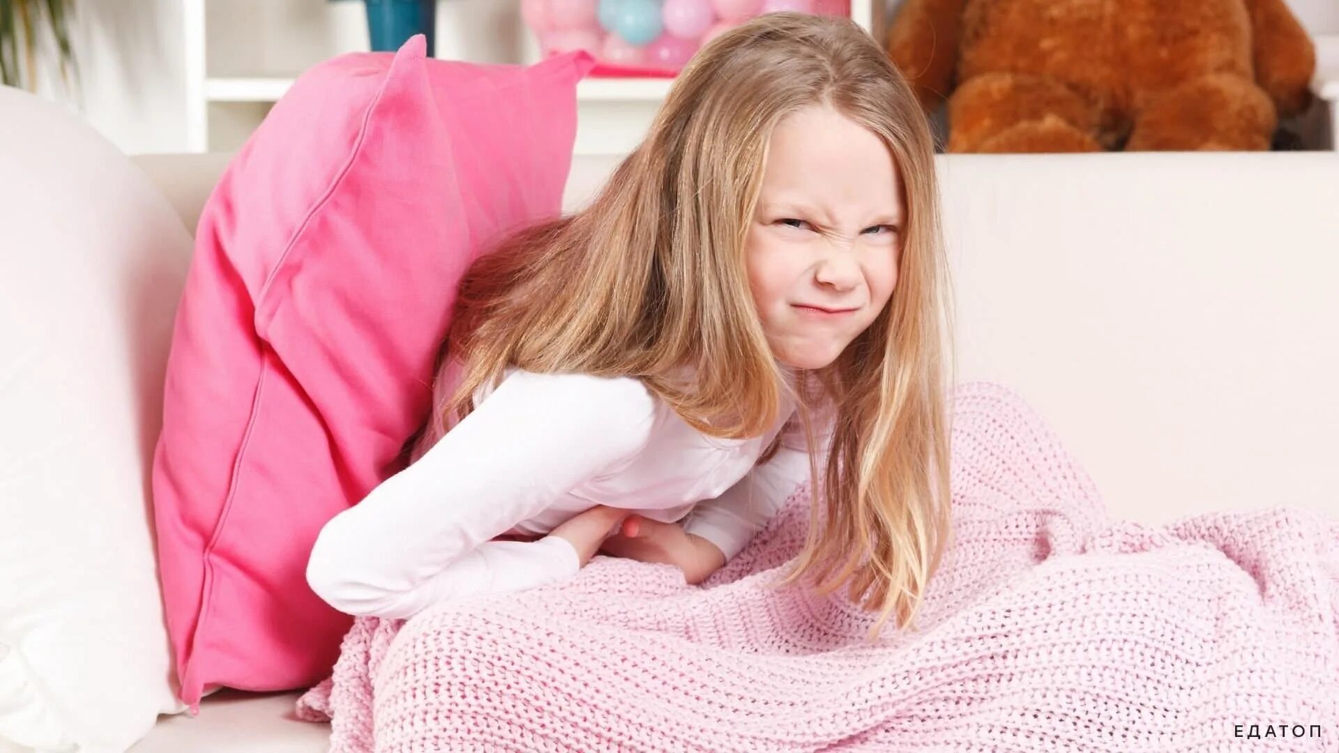 Подросток у врача. Дети в поле. У ребенка болит живот. Цветы для детей. Дети и природа.