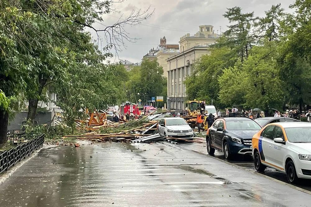 Ураган в москве вчера. Ураган в Москве 2021. Москву затопило. Потоп в Москве вчера. Москву накрыл тропический ливень.