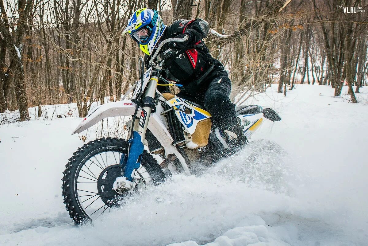 мотоцикл в снегу. кросс эндуро. зимний эндуро. зимний эндуро. мото эндуро зима.