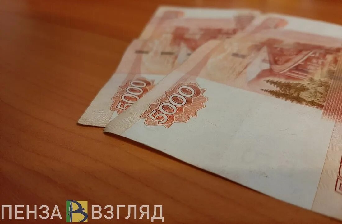 300 рублей в июле. 10 Тысяч рублей. 10 Тысяч на столе. 1000 Рублей 2022. Фото 10 тысяч рублей.