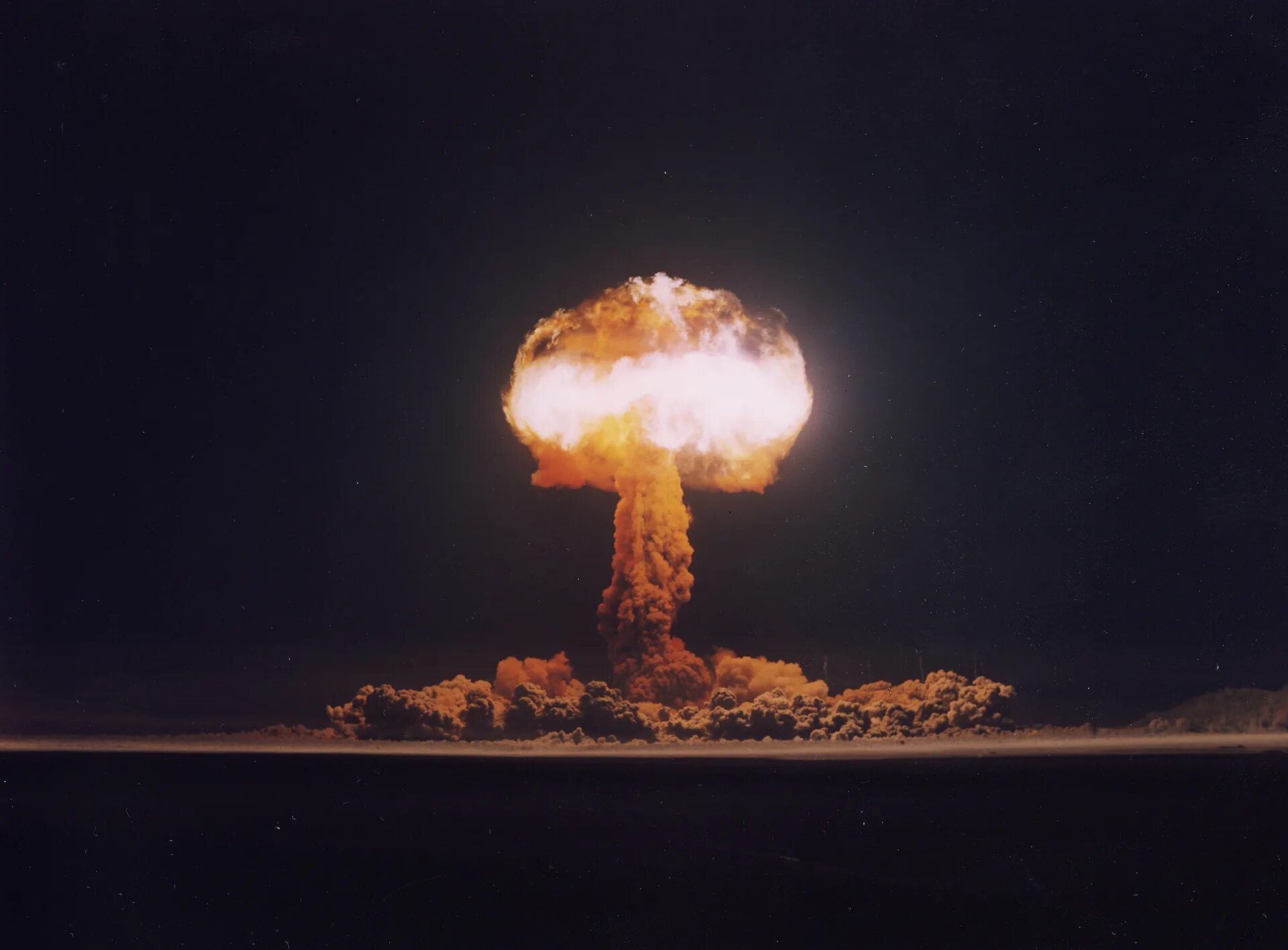 Испытания оружия. Кобальтовая бомба ядерное оружие. Ядерный гриб. Взрыв ядерной бомбы.