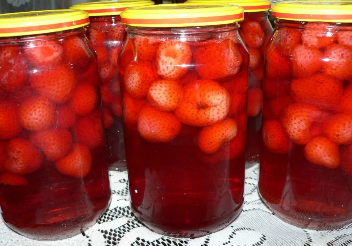 Вишневый компот в банке. Варенье и компоты на зиму. Вишнёвый компот на зиму на трёхлитровую. Вишнево-абрикосовый компот. Компот это самые лучшие предметы.