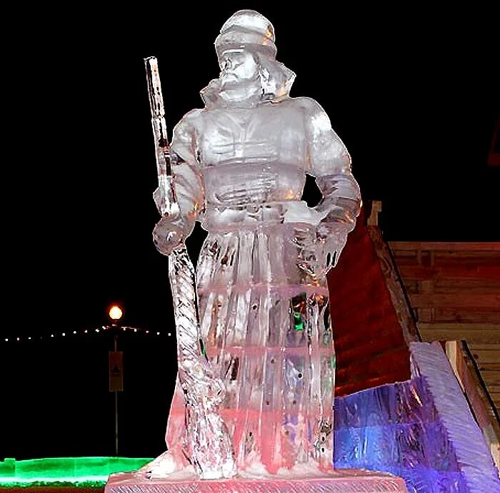Ледовый россия. Норильск ледяные фигуры. Норильск ледяные скульптуры. Статуи зимой в России. Костюм ледяных фигур.