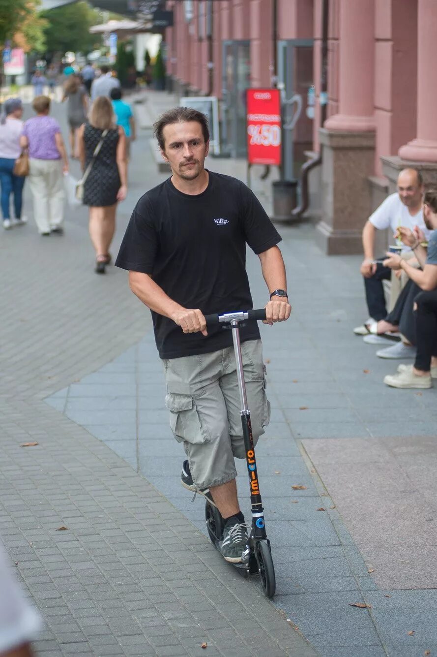 Когда вернут самокаты в москве. Самокат. Парень на самокате. Звезды на самокате. Человек на самокате.