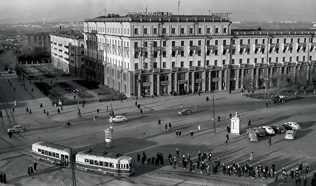 Площадь революции Челябинск гостиница Южный Урал. Площадь революции Челябинск 1950. Площадь революции СССР Челябинск. Челябинск 1960. Окрестность раньше