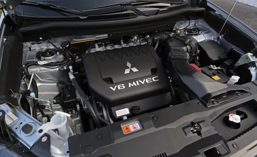 Outlander v6 двигатель. Mitsubishi outlander 3 v6. 4 под капотом. Mitsubishi outlander xl 2. Мицубиси аутлендер двигатель.