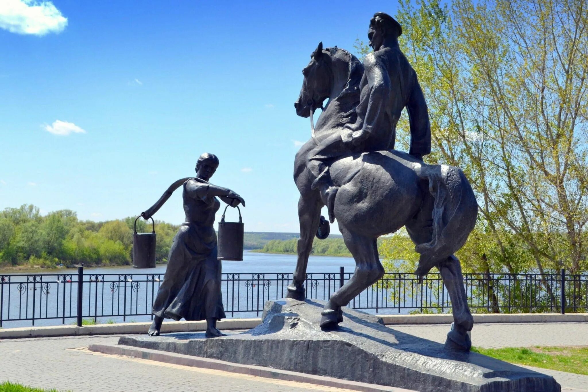 Поселок шолоховский стадион. Фото шолоховской школы. Станица шолоховская ростовская область. Памятник григорию и аксинье в вешенской. Шолоховский ростов на дону.