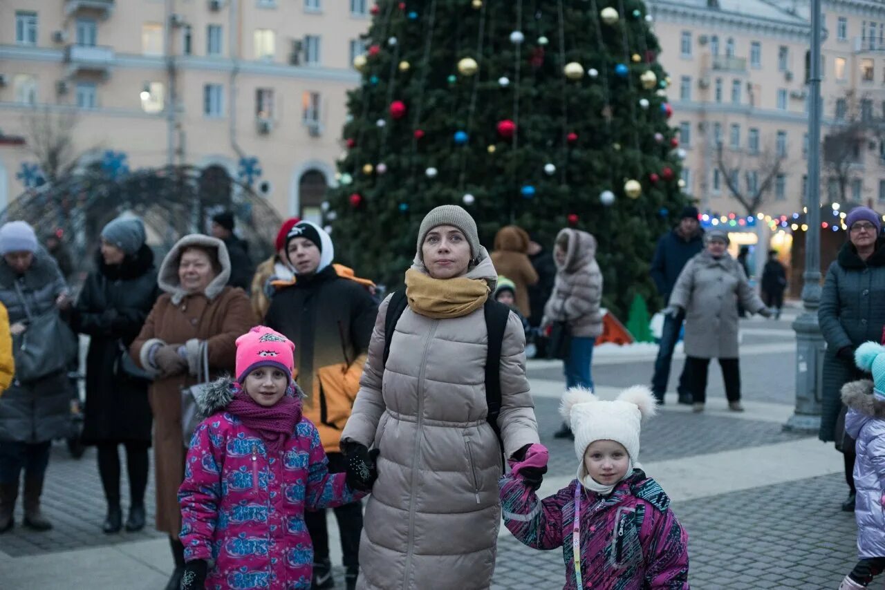 Новый год гулянье на площади Ленина Пенза. Площадь Ленина Рубцовск новый год 2023. Новогодние гуляния в Тольятти. Новогодние гуляния в Айвазовском. Празднуют 31 декабря