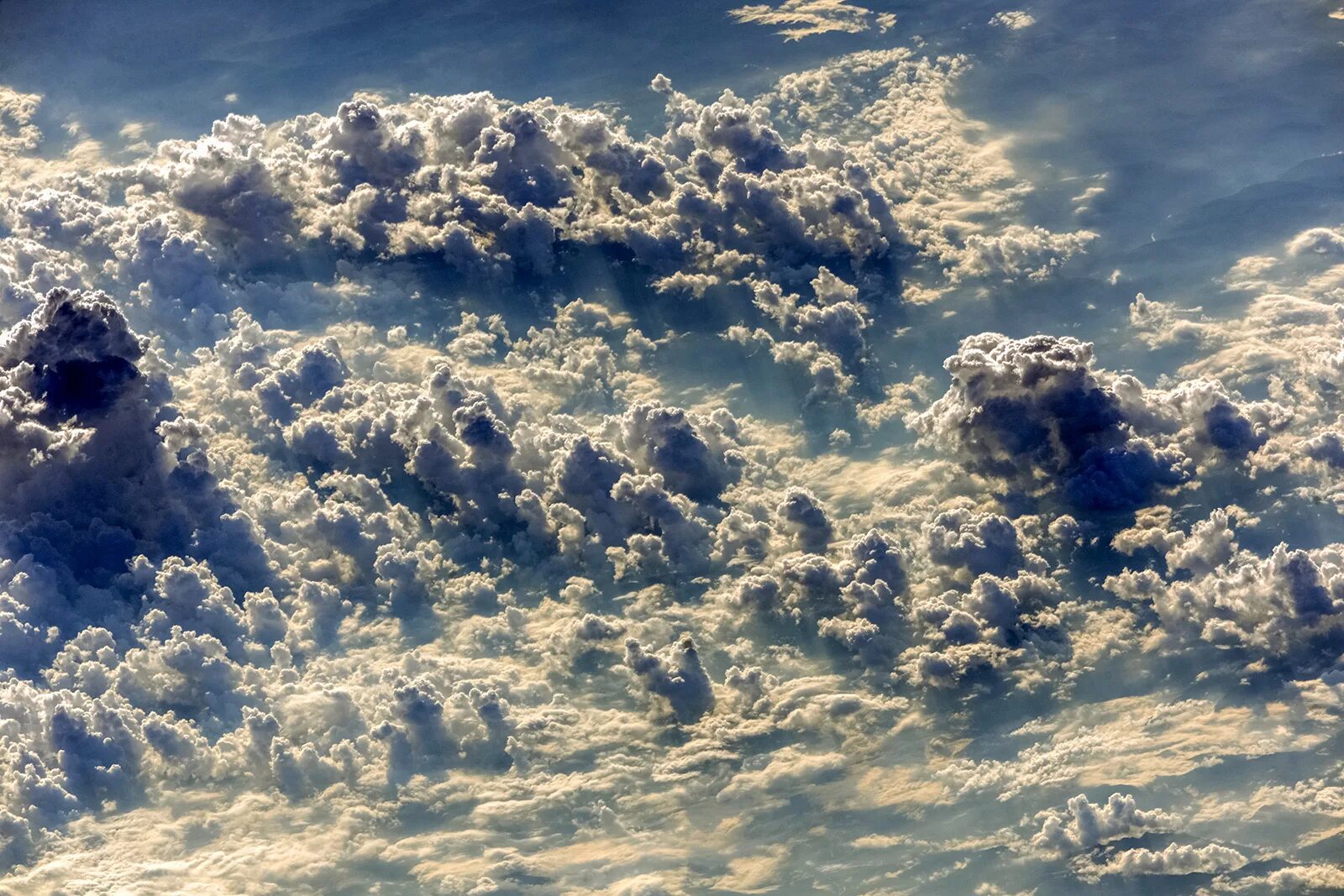 Почему двигаются облака. Облака. Облака вид из космоса. Облака вид сверху. Кучевые облака из космоса.
