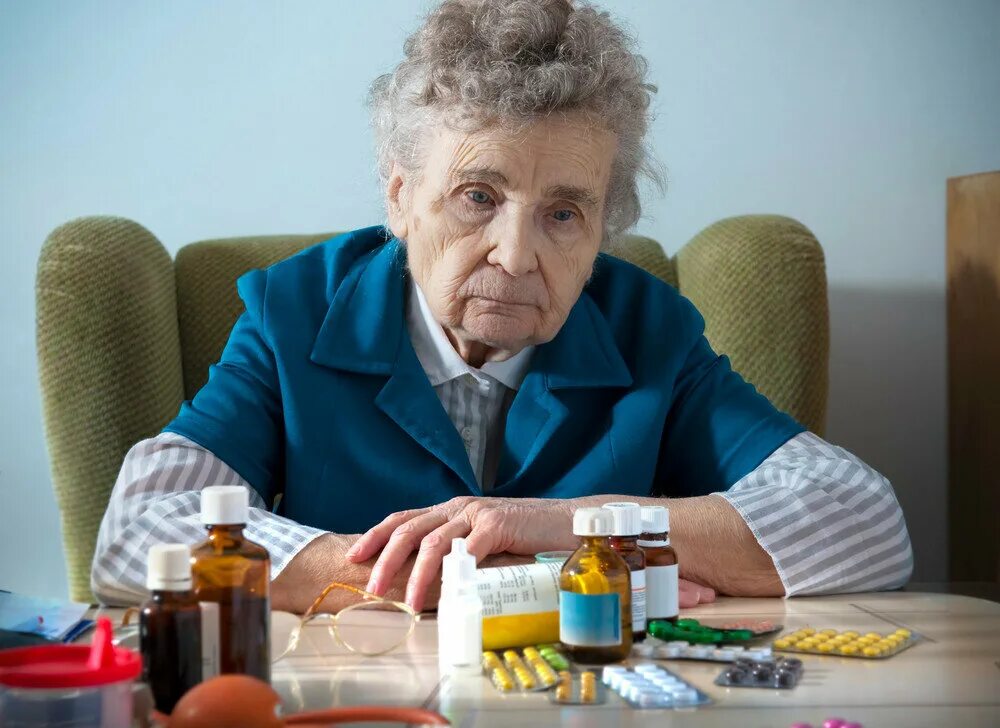 Поздняя деменция. Деменция Альцгеймера. Бабушка с таблетками. Пожилые люди и лекарства. Пожилые люди.