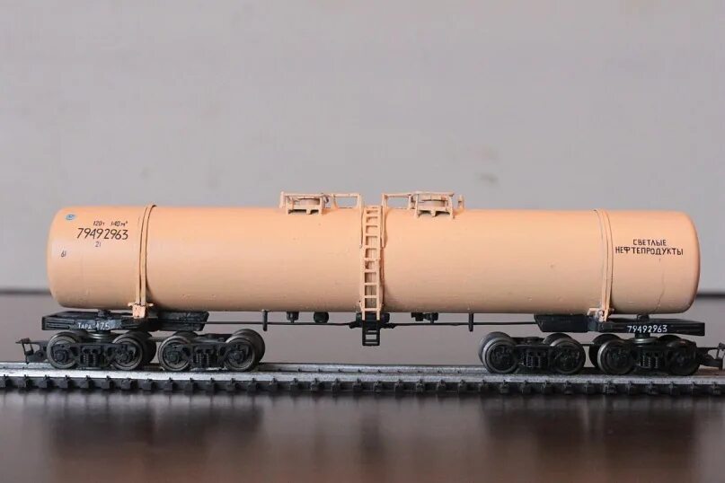 вагон цистерна восьмиосная. шестиосные вагоны цистерны. 8-осная железнодорожная цистерна для нефтепродуктов. вагоны ржд грузовые цистерны. модель цистерны сжд 1.