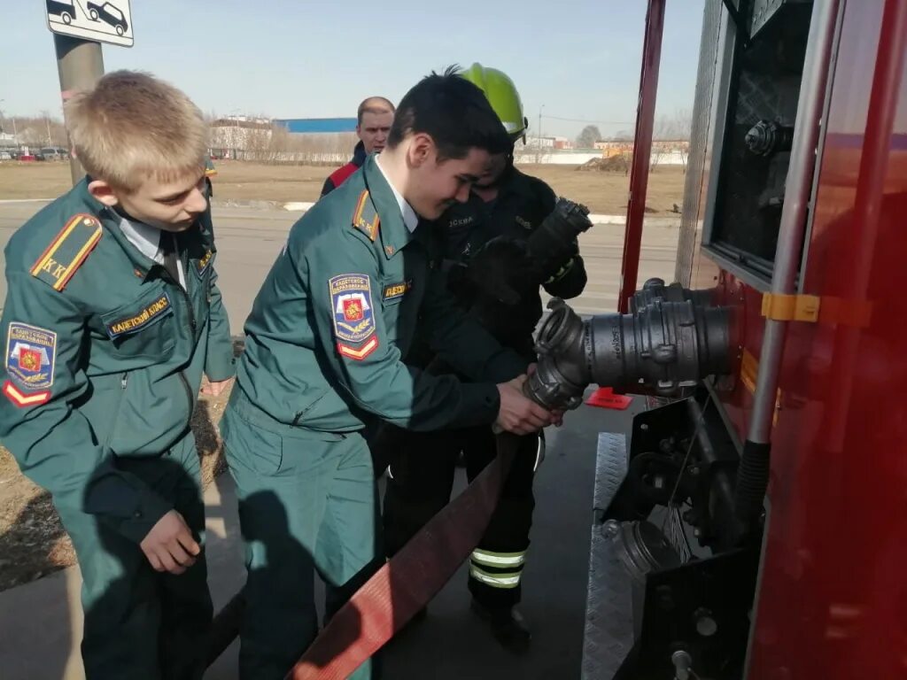 Про пожарных школьникам. Пожарно спасательный отряд 308. 215 Пожарно спасательный отряд Москва. Московские пожарники. Московский пожарно спасательный