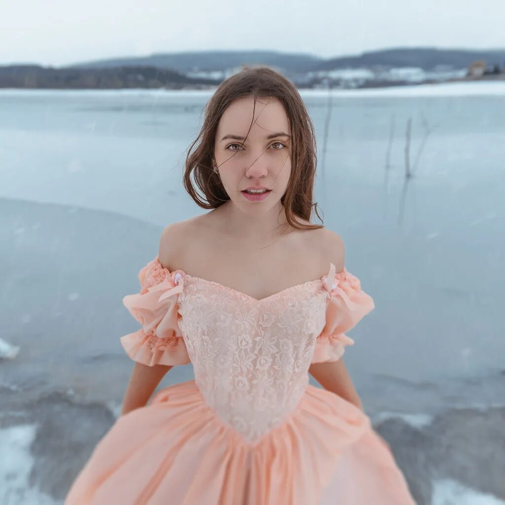 Annamorozova ice. Фотосессия на льду в платье. Фотосет на льду в платье. Фотосессия на льду девушка в платье. Девушка во льду.