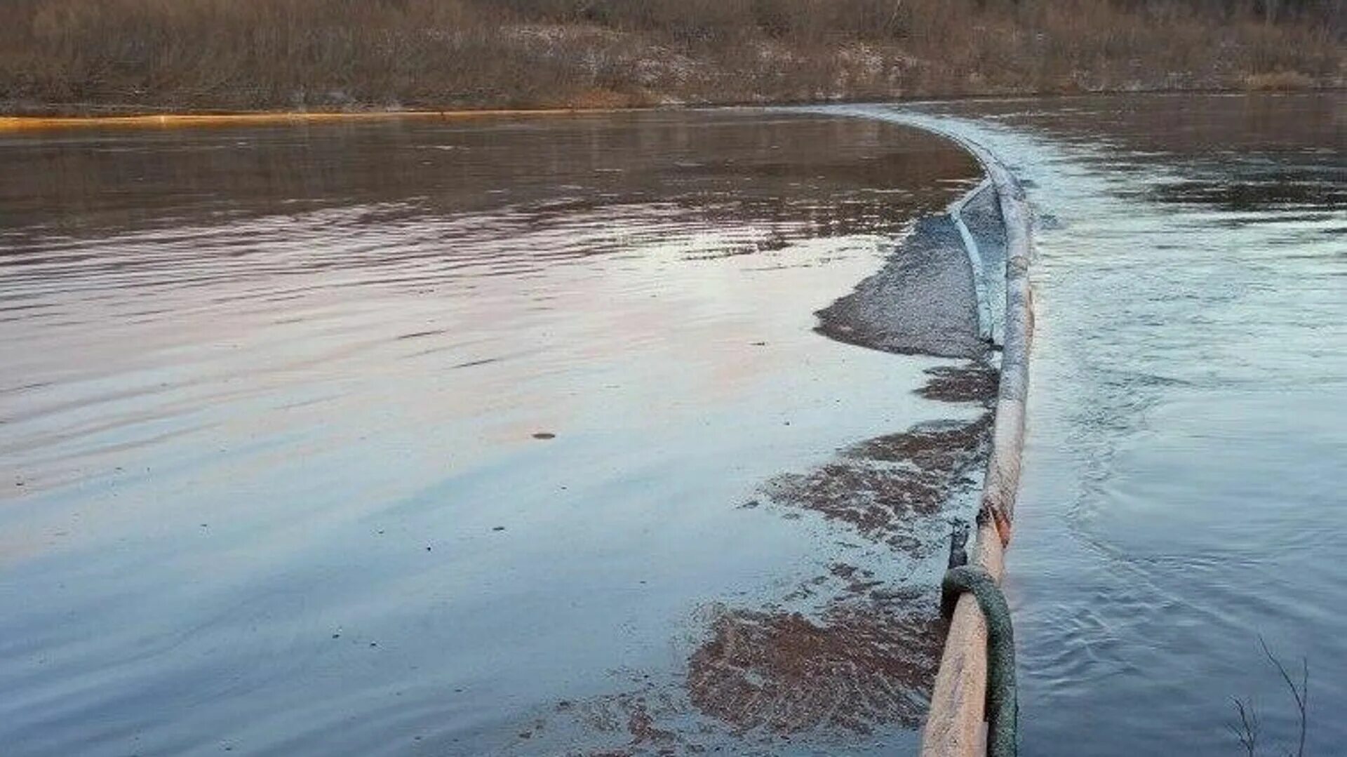 В реки и в дальнейшем. Разлив нефти на реке Колва. Река Колва Коми. Разлив нефтепродуктов в реке Колва. Разлив нефти в Усинске Коми.