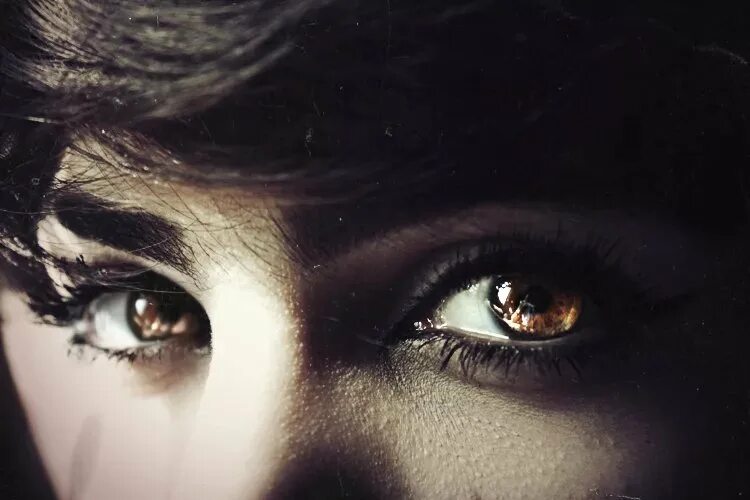 Взгляд черных глаз. Глаза девушки. Глаза Эстетика. Темные глаза. Твои черные глаза аромат