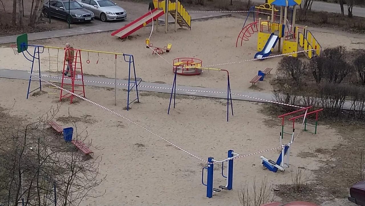 Детские площадки можно ли гулять. Дети на детской площадке. Закрытые детские площадки. Закрытая детская площадка. Детские площадки Дзержинск.