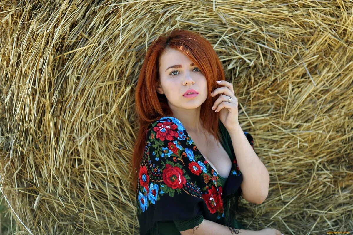 Деревня молодой девушка. Ксюша егорова фотомодель барышня крестьянка. ксюша егорова модель крестьянка. красивые деревенские девушки. девушка дерево.