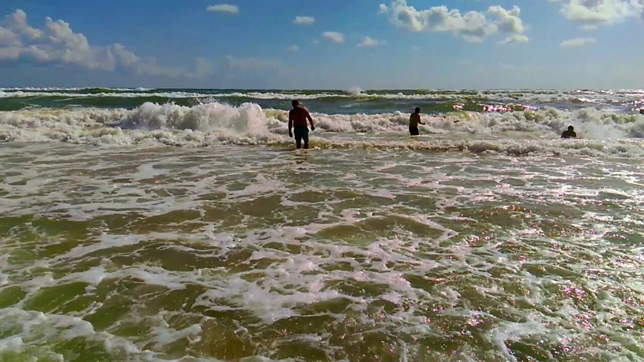 Черное море шторм анапа. Черное море шторм анапа. Шторм в витязево сегодня. Шторм в анапе. Анапа пирс.