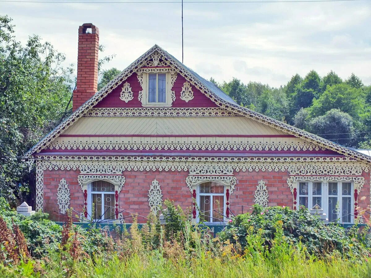 Деревенский домик. Дома в деревне. Сельские дома. Кирпичный домик в деревне.