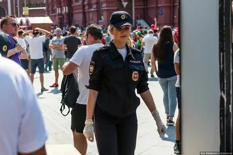 Полицейский обыскивает девушку