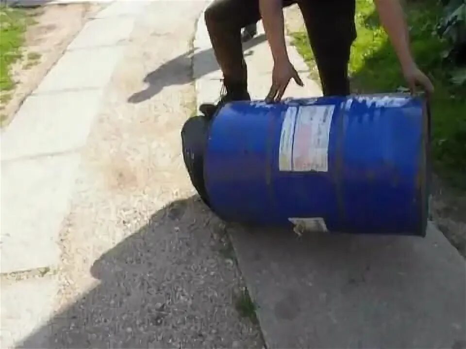 Ключ для открывания металлической бочки 200 л. Как достать доску из бочки. Понтон из пластиковых бочек 200 литров. Как достать доску из бочки. Бочки 200 литров.