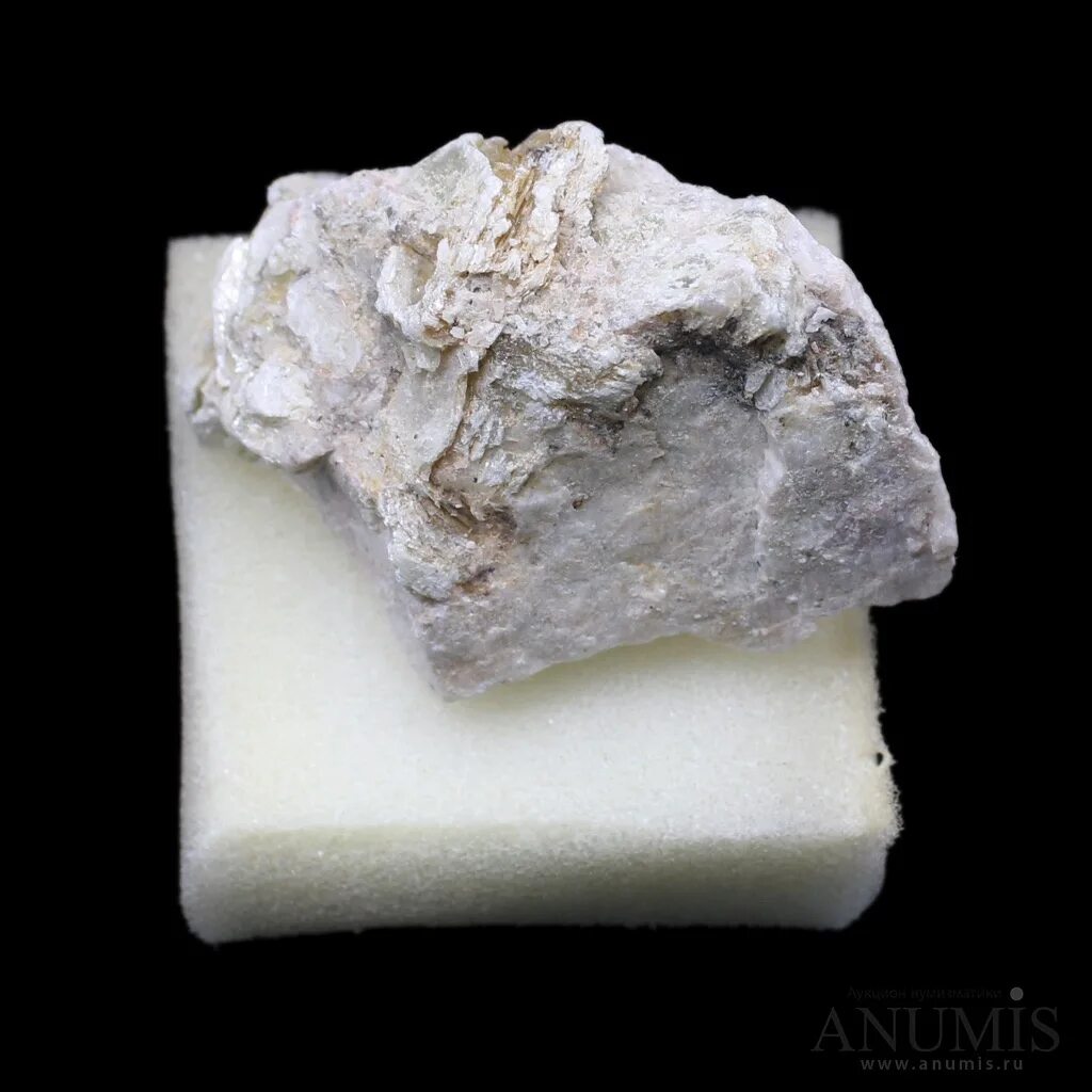 Алебастр кальцит. Селенит минерал. Природный гипс. Кальцит камень тальк. Ангидрит минерал формула.