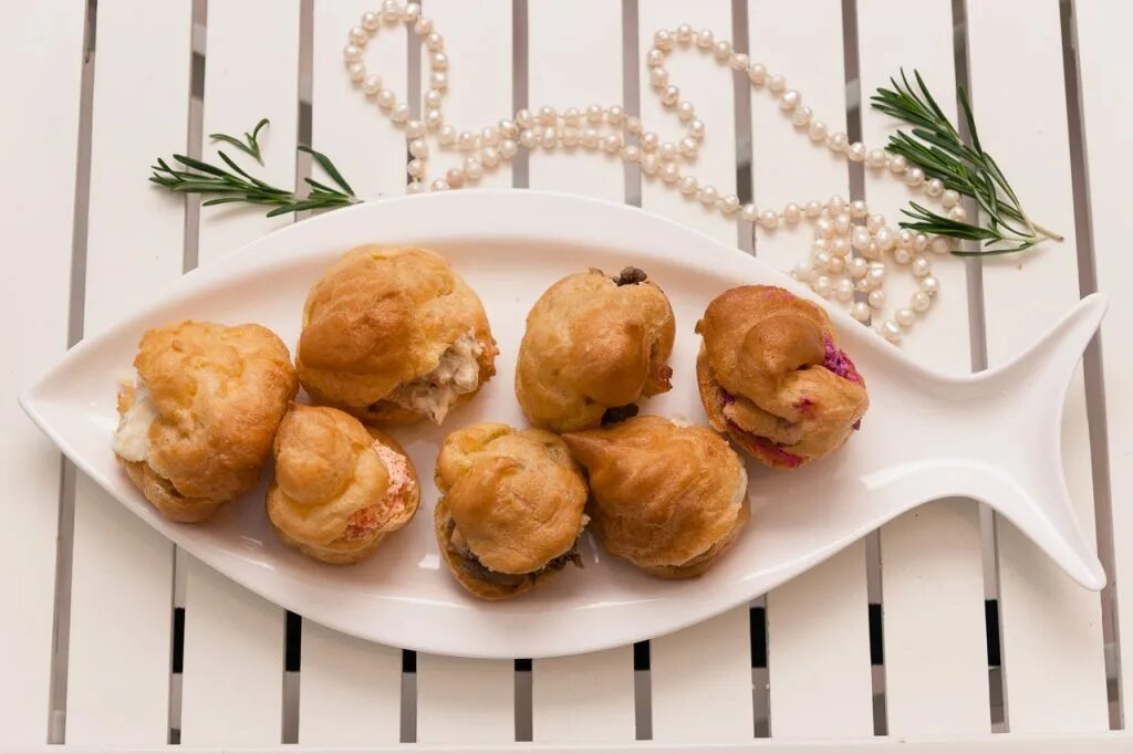 Профитроли с начинкой. Профитроли закусочные. Профитроли несладкие. Профитроли закусочные на праздничный. Профитроли с ветчиной и сыром.