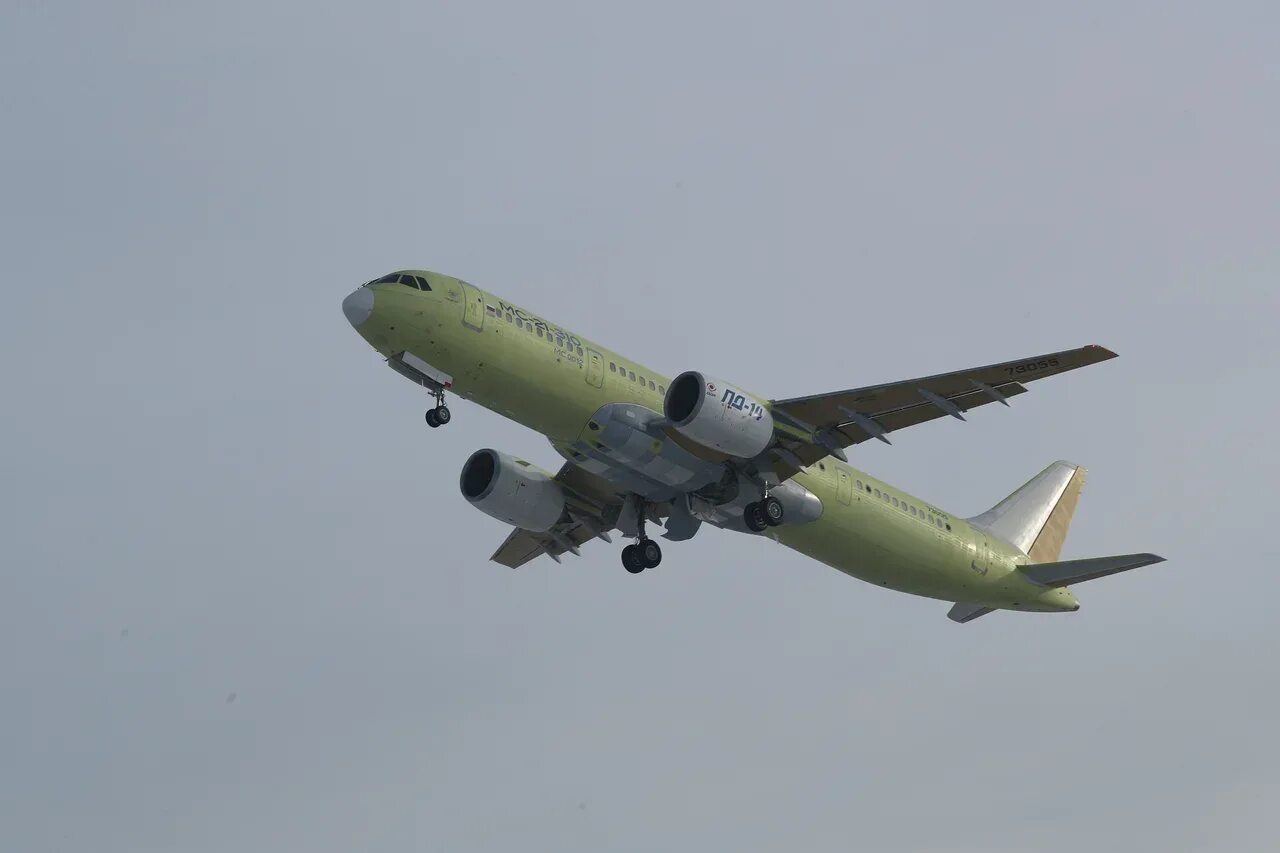 Mc 21 300. Мс-21 взлетает. Самолёт с рассийским флагом. Российские лайнеры самолеты. Мс-21 выкатка.