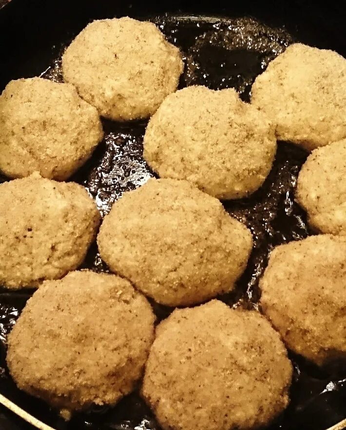 Котлеты из фарша в панировочных сухарях. Котлеты на сковородке. Рыбные котлеты в панировке. Котлеты без панировки на сковороде. Котлеты в панировке.