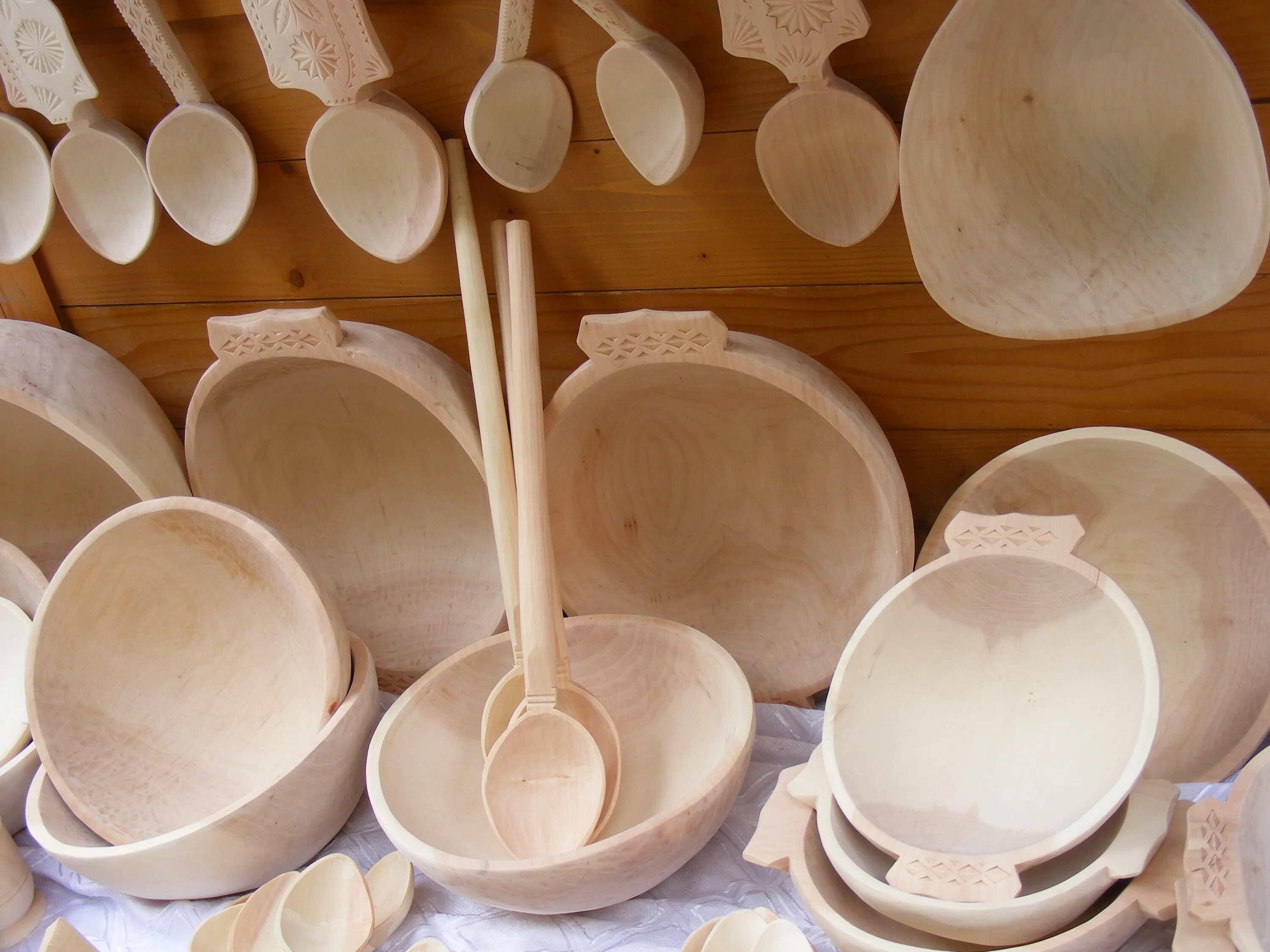 Деревянная посуда. Кухонная утварь из дерева. Посуда из липы. Деревянная тарелка из липы. Для изготовления посуды используют