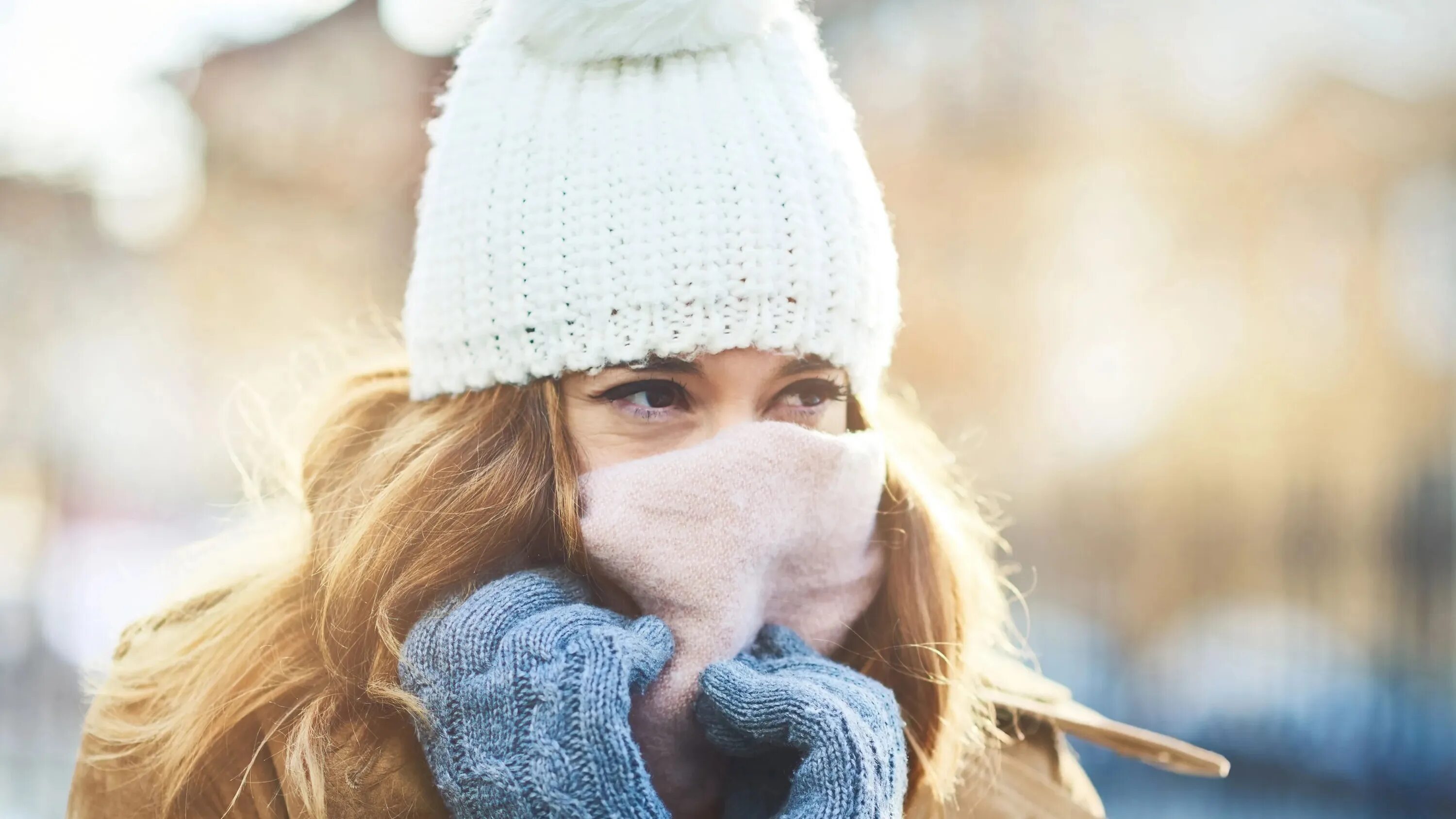 She gets her cold. Замерзшая девушка. Слезятся глаза на морозе. Обветривание зимой. Девушка у замерзшего окна.