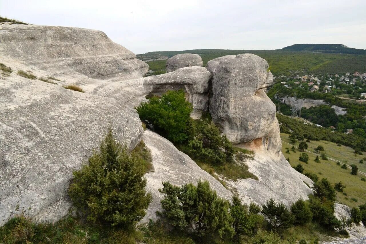 Бахчисарайская 7. Бахчисарайский район и Бахчисарай. Сфинксы Крым Бахчисарайский район. Сфинксы чурук-Су. Бахчисарайский район скала длинная.