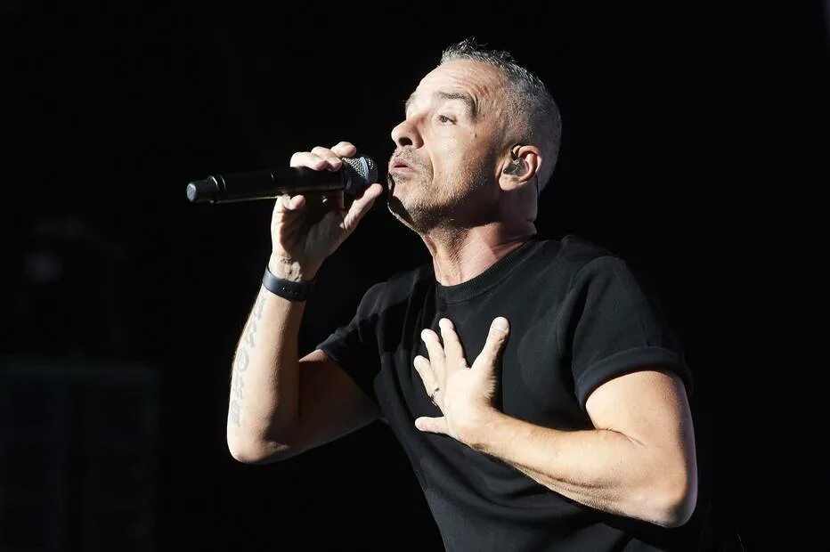 Eros Ramazzotti blocks the concert for a woman who is sick (video)