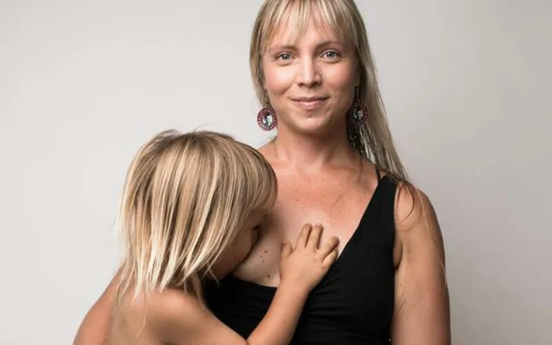 Мамаша. Фотограф Джейд Билл Breastfeeding. Женщина педофилка. Кормление грудью взрослых. Мама педофилка.