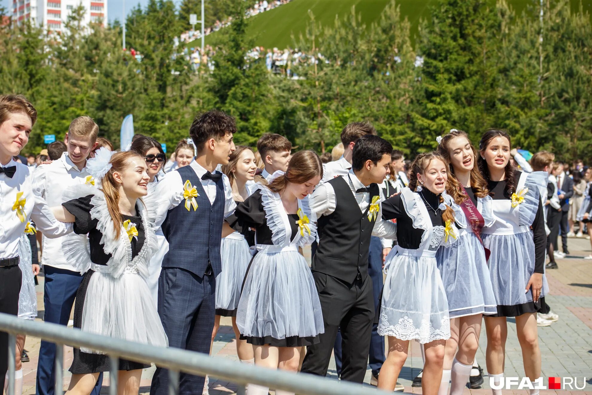 кирсановка. ах этот вечер выпускной. красивая песня выпускника. картинка для выпускного на дефиле. финальная песня выпускников 11 класса на выпускном вечере.