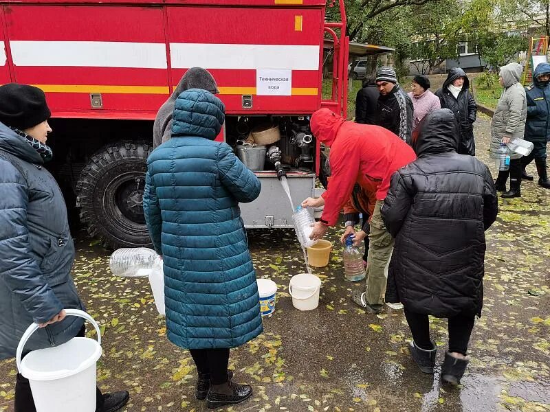 Волгоград очередь за водой. Подвоз воды 1 ноября. Волгоград подвоз воды людям. Подвоз воды Ворошиловский район. Волгоград советский вода