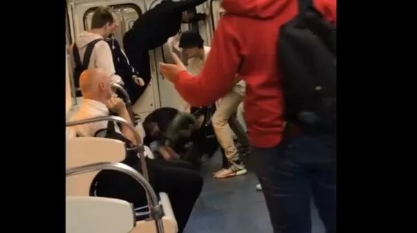 Сотрудница метрополитена. Останавливают в метро баллончик. Можно ли с перцовым баллончиком в метро. Перцовый баллон взорвался в метро. Школьник распылил газ в метро.