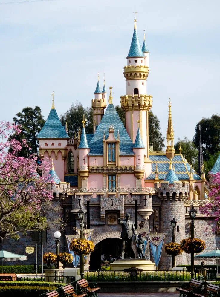 Парк диснейленд в париже. Disneyland в париже аттракционы. Парки типа диснейленда. Парк уолт дисней в париже. Сказочный замок в диснейленде париж.