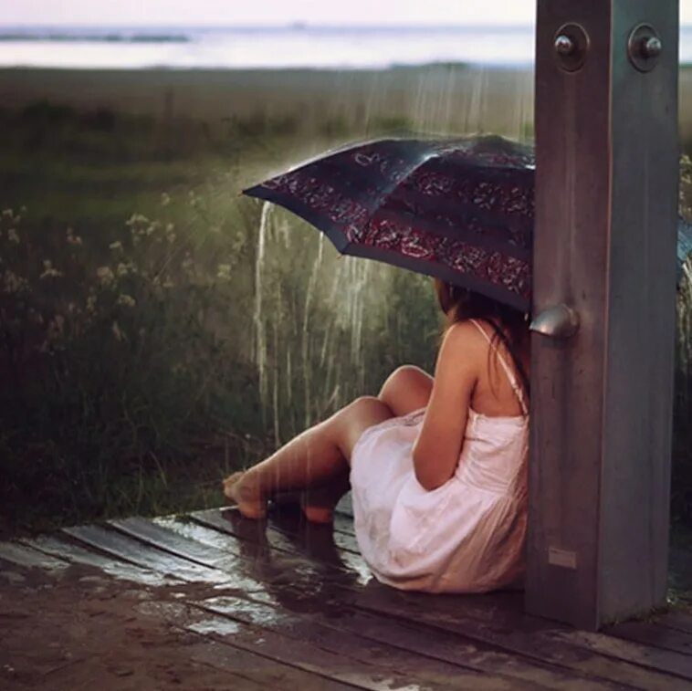 Девушка под дождем. Грустная девушка. Девушка сидит под дождем. Девушка дождь.