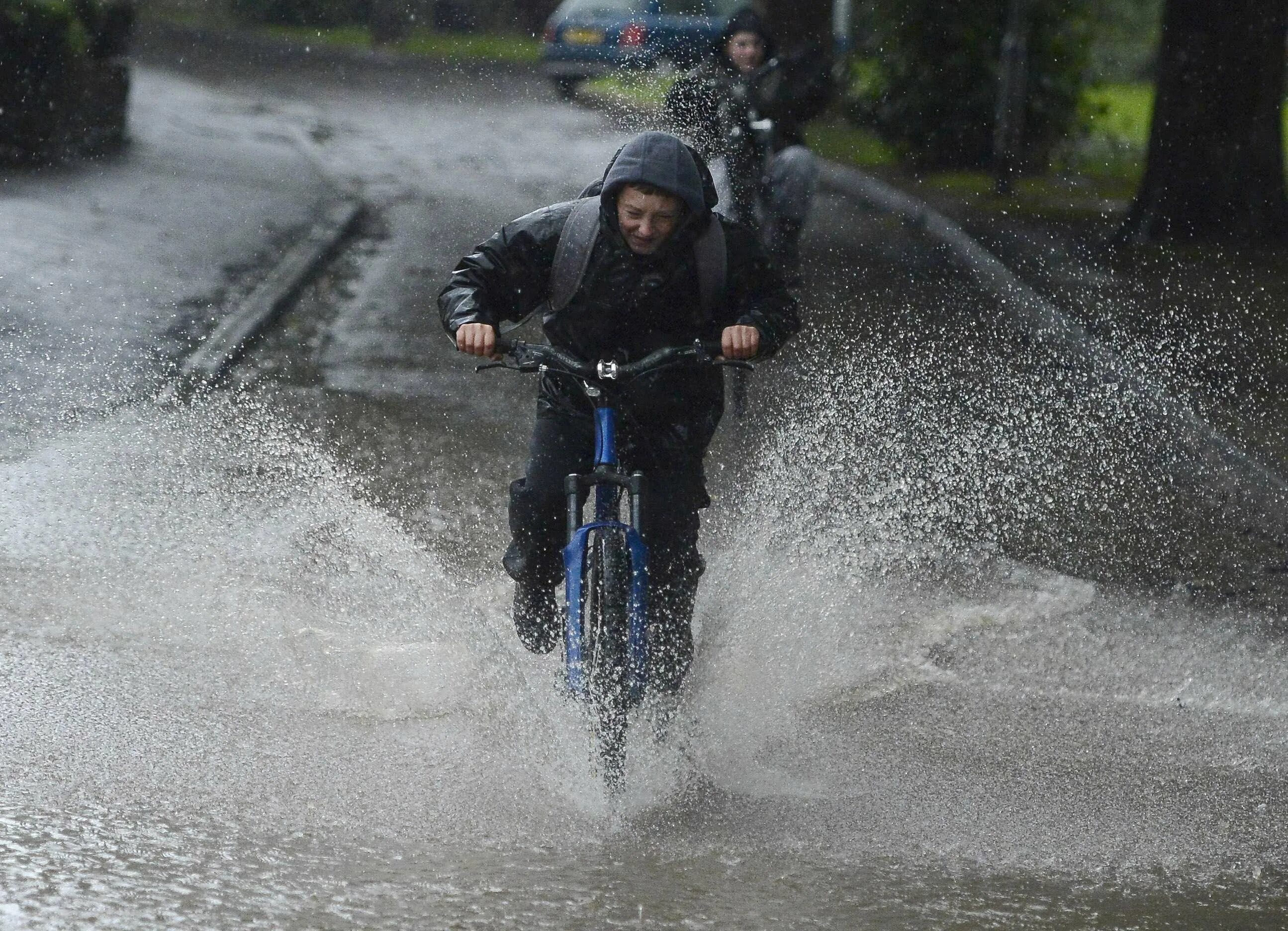 На велосипеде под дождем. На велосипеде по лужам. Велосипедист в дождь. На Велике в дождь.