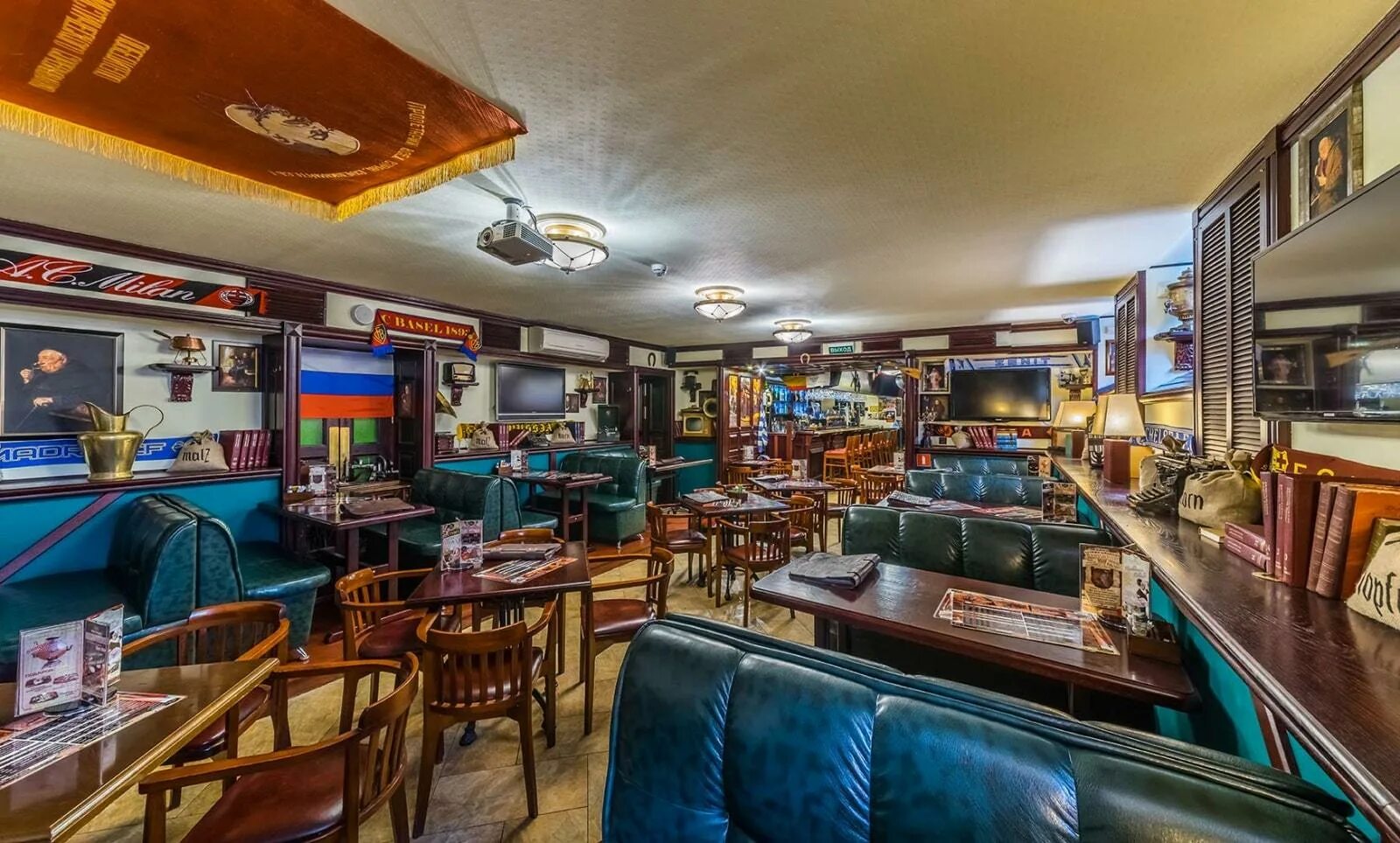 Семейный паб. Пивные рестораны вятич киров. Beer house марата 2. Пиворама на александра невского. Сеть харатс.