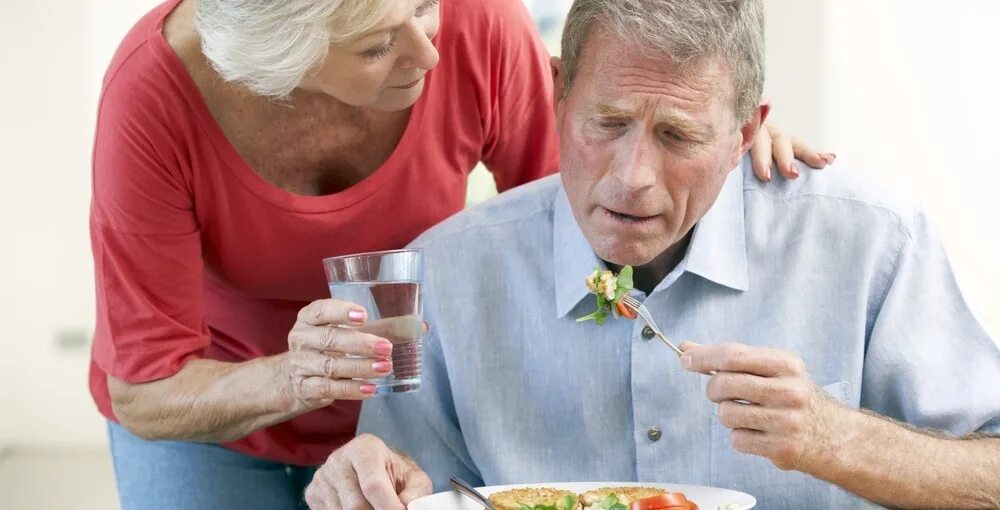 Деменция отказывается от еды. Питание пожилых. Неправильное питание пожилых. Питание пожилых пациентов. Питание лиц пожилого и старческого возраста.